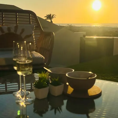 Amber Skies Seafront Retreat Apartment *